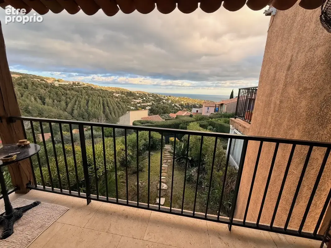 Appartement à vendre 2 pièces LES ISSAMBRES (83) VUE MER - photo 2