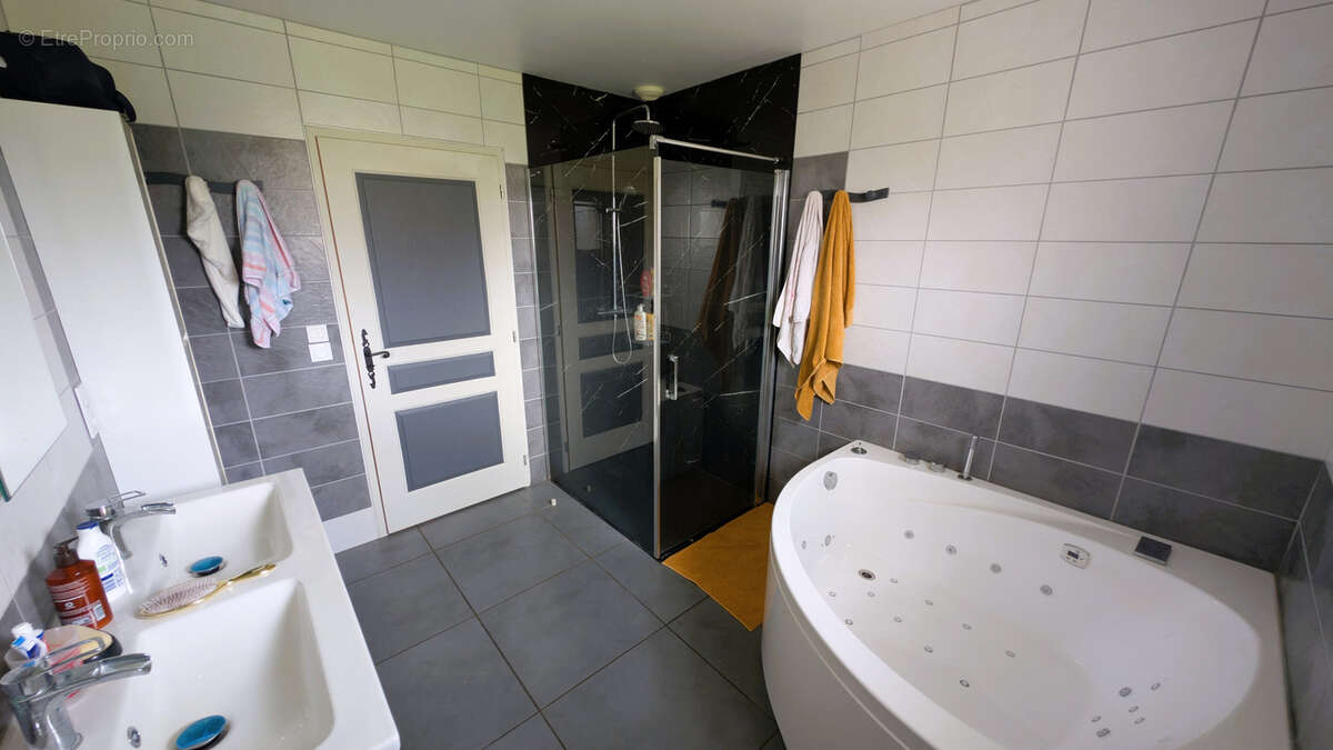 Maison à MAYRINHAC-LENTOUR