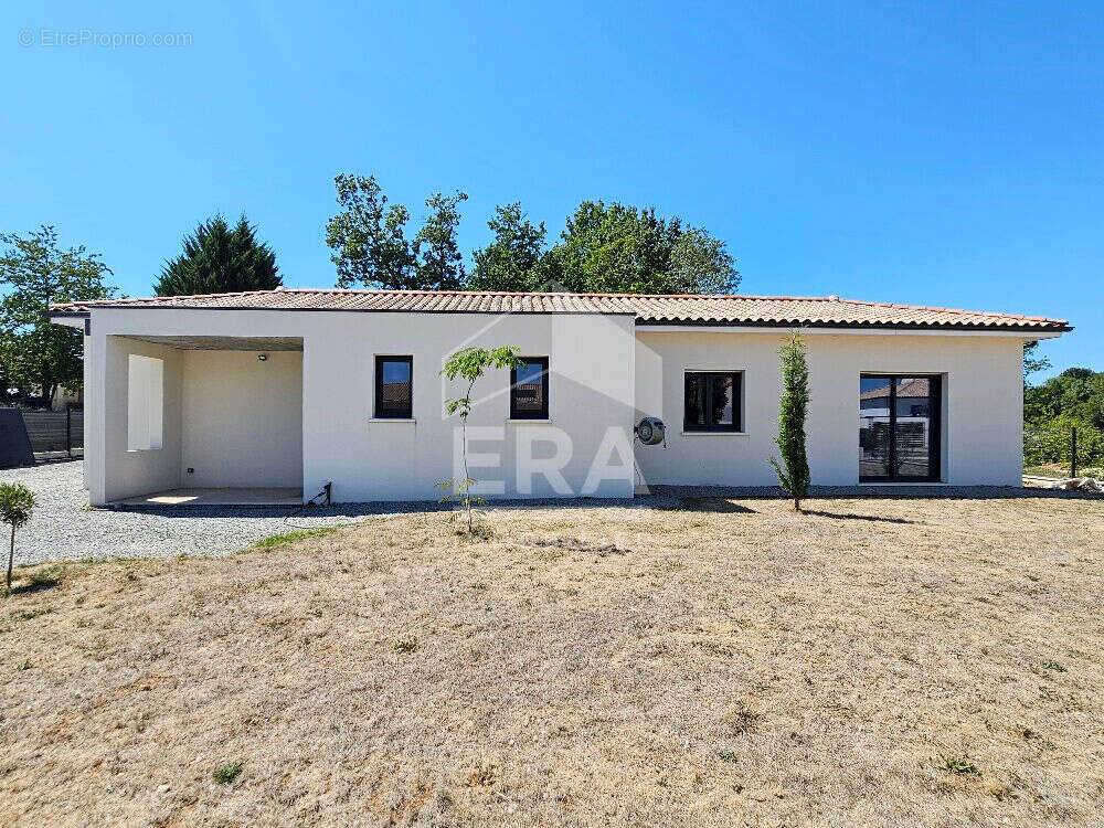Maison à ROULLET-SAINT-ESTEPHE