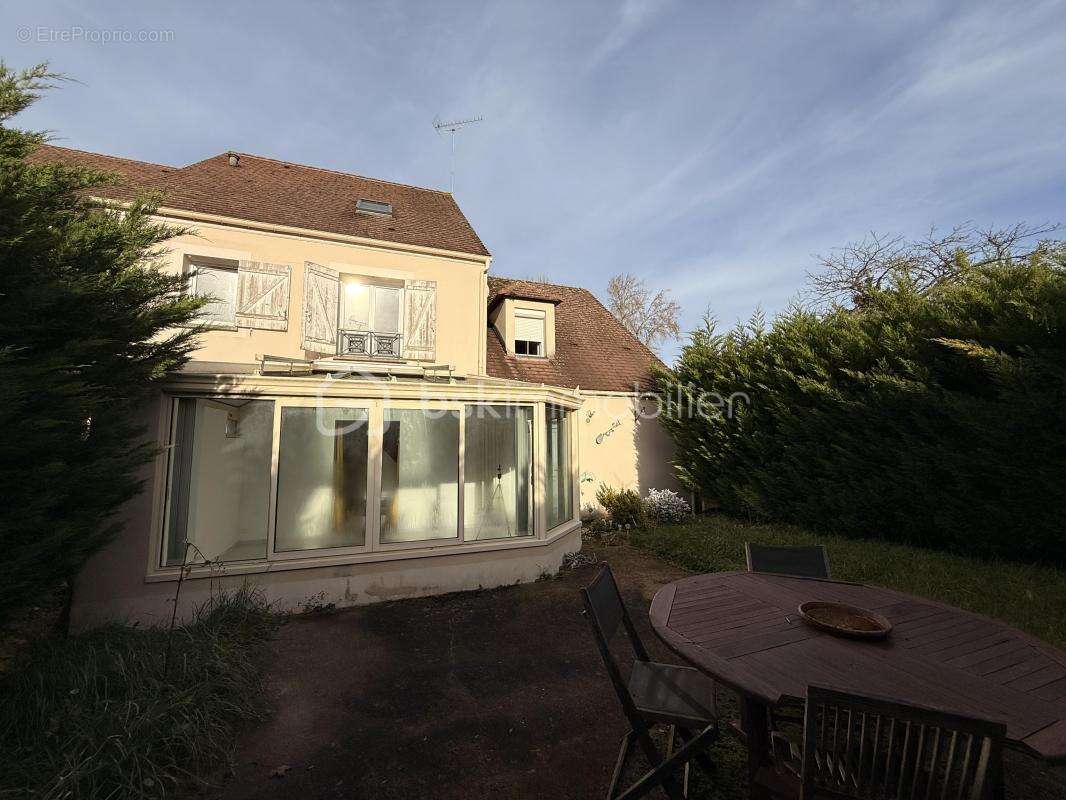 Maison à MONTCOURT-FROMONVILLE