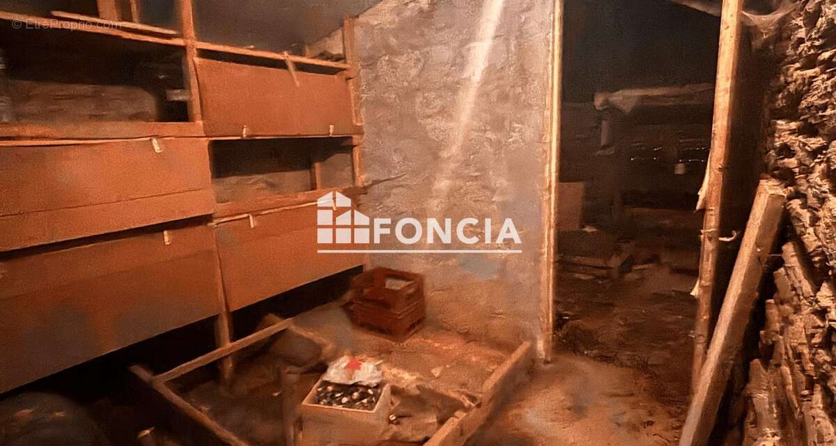 Maison à rénover entièrement – Beau potentiel à seulement 5 minutes des commerces - photo 3