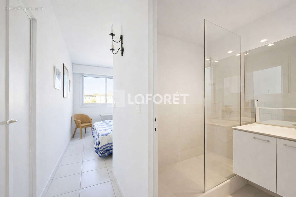 Superbe appartement en première ligne de mer, face à la Plage du Chay. - photo 8