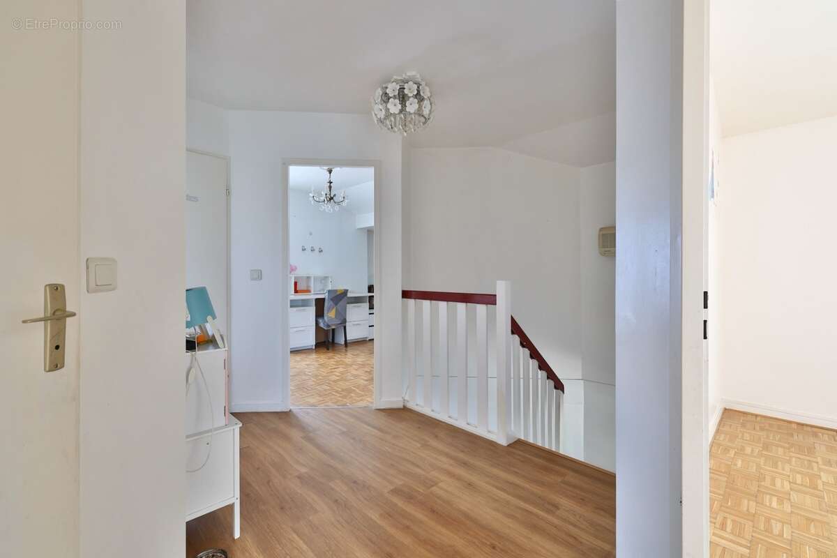 Maison individuelle avec garage à vendre 6 pièces VENISSIEUX (69) - photo 12