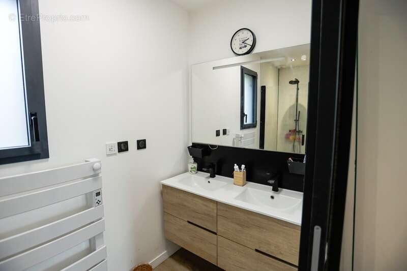 Maison 5 pièces - 137 m² - SAINT MAURICE (63270) - 405 000 euros - photo 8