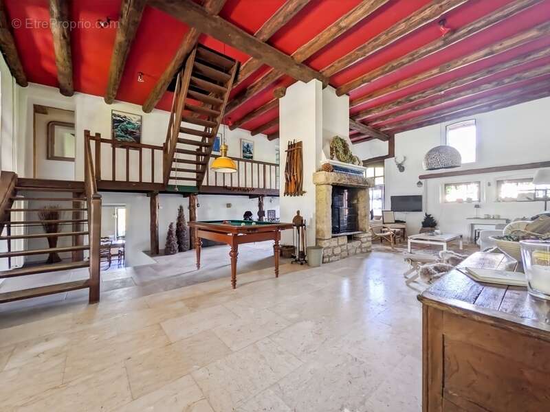 À vendre 8 pièces CERCIER (74) Authentique corps de ferme de caractère entièrement rénové avec piscine et vaste terrain arboré - photo 4