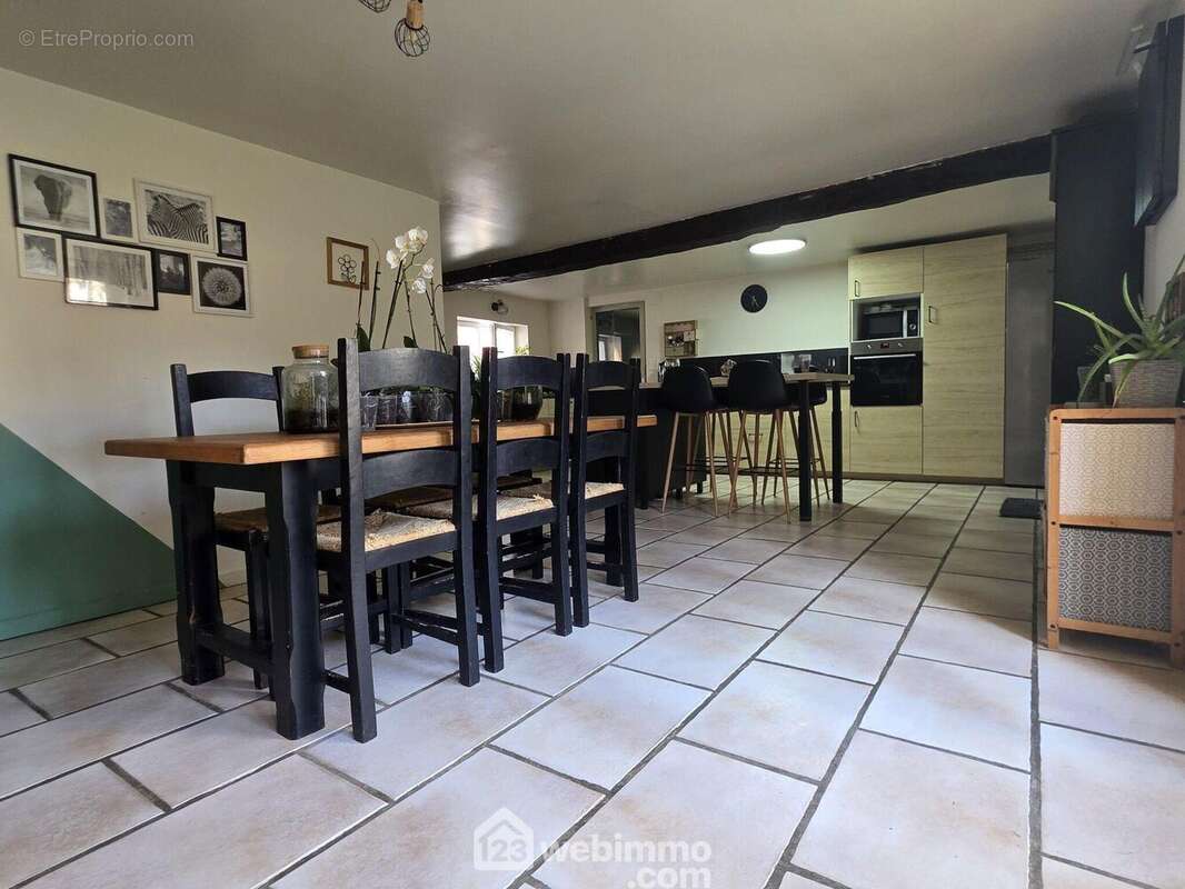 Ouverte sur la salle à manger, elle crée un agréable espace de vie traversant - Maison à SAINT-THOMAS