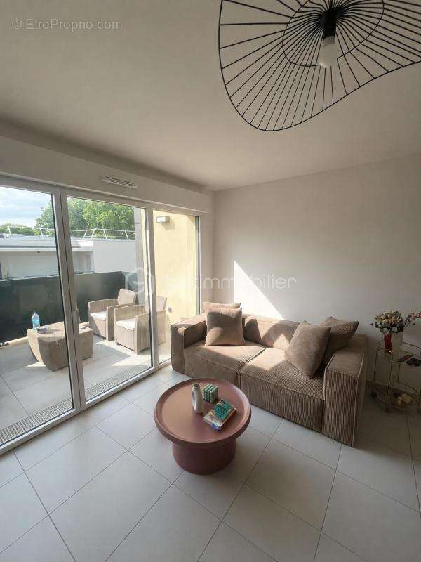 Superbe T3 récent avec terrasse, dernier étage et 2 parkings ! - photo 3