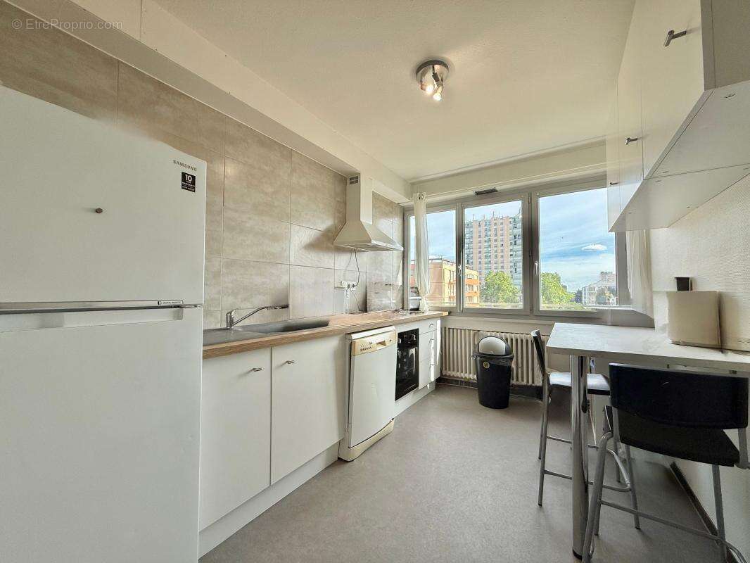 Appartement T4 Rénové avec double balcon - photo 3