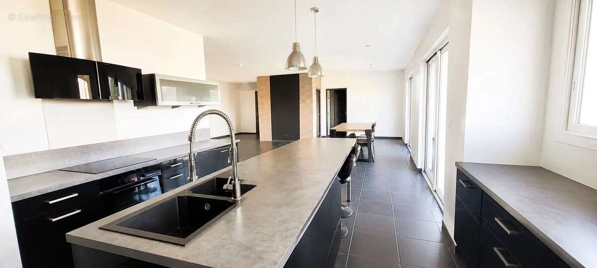 Maison contemporaine de plain-pied avec piscine, pool house. - photo 2