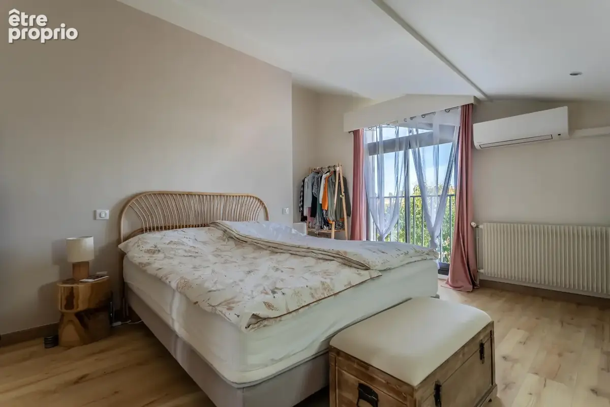 Une maison moderne avec piscine, jardin et parking - photo 36