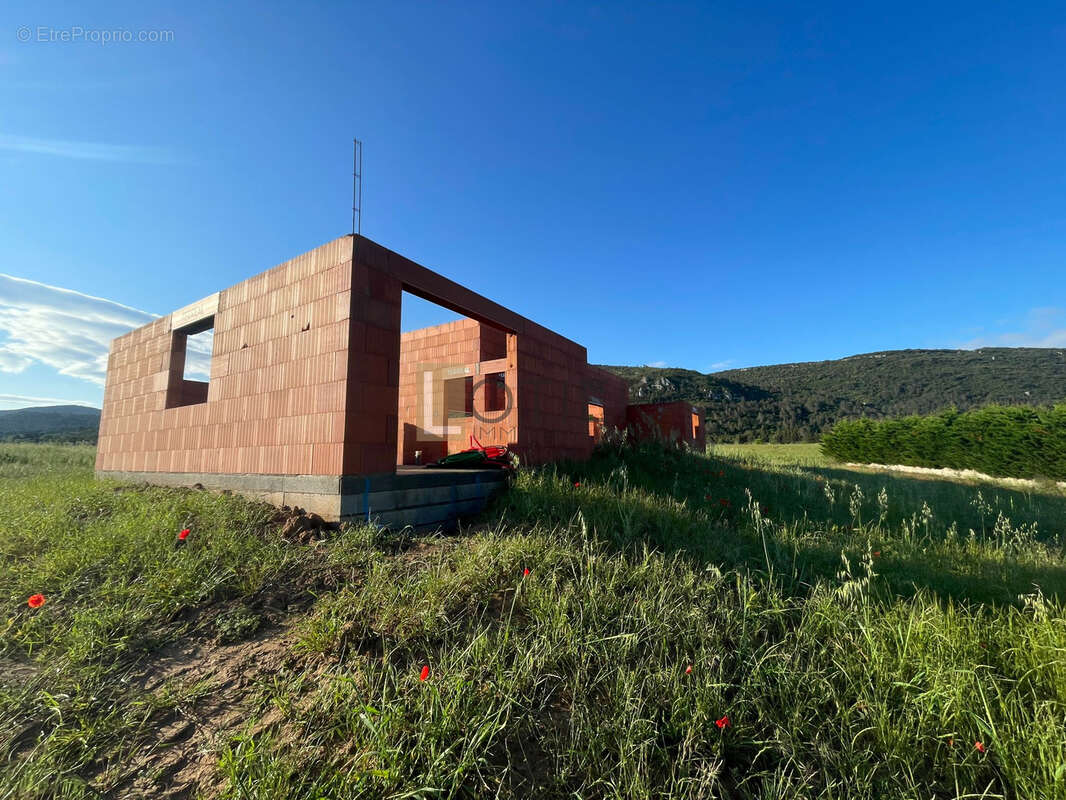 Terrain constructible de 3000m2 à Floure - photo 2