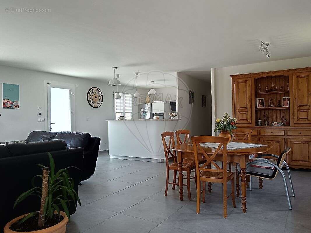 Maison à SAINT-ETIENNE-LA-VARENNE