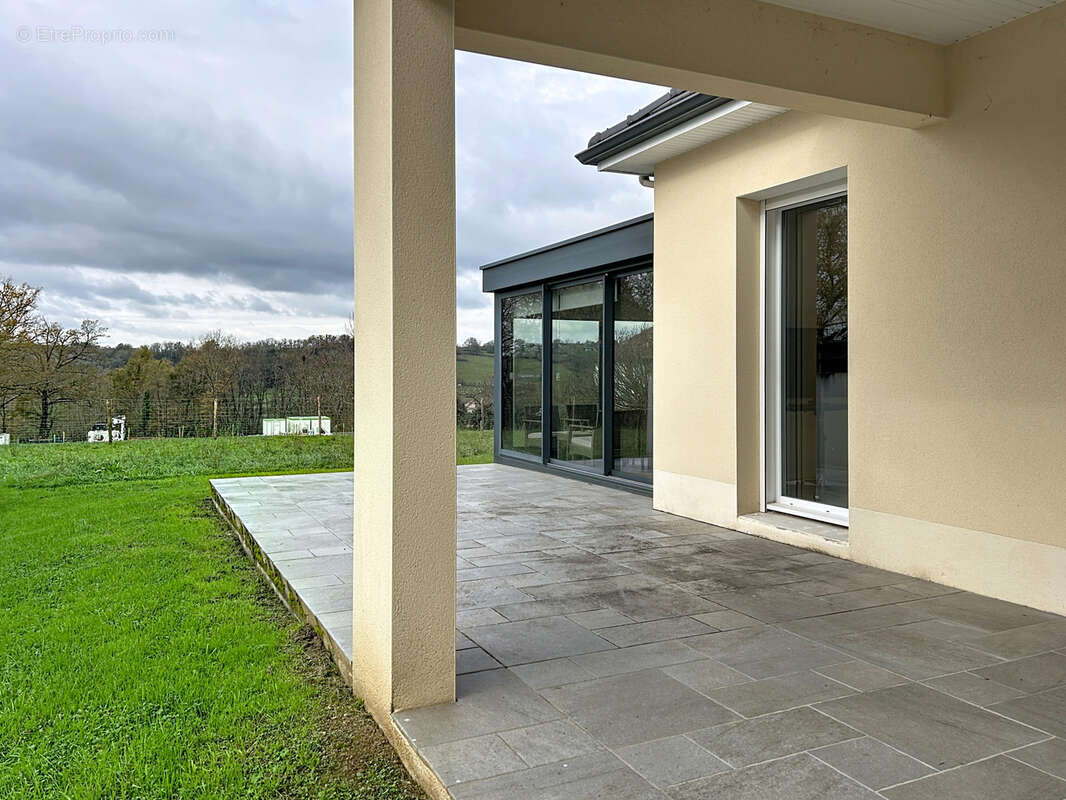 Maison à SAINT-PANTALEON-DE-LARCHE