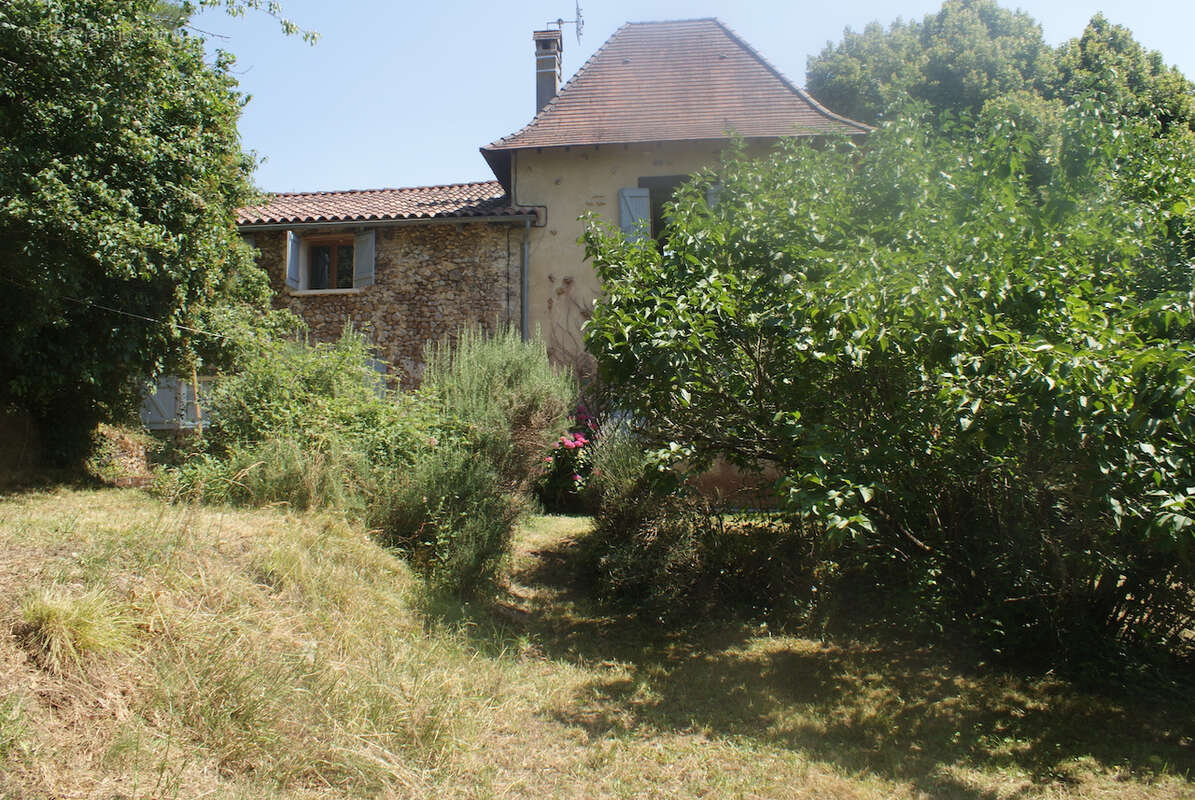 A VOIR. Belle maison en pierre de 4 chambres avec dépendances et vues sur terrain d'environ 2811m2 - photo 40