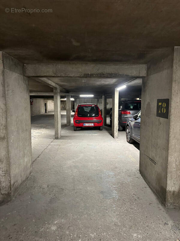 Parking à PARIS-17E