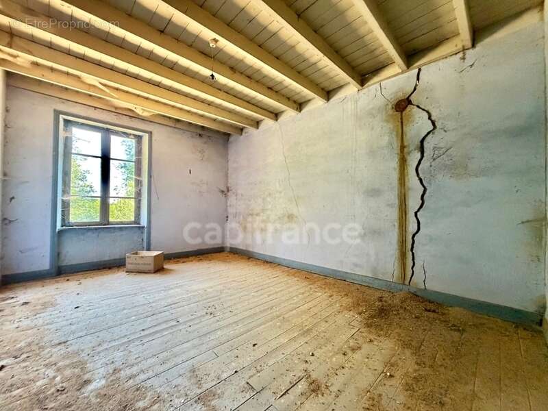 Maison en pierre mitoyenne, 142 m2, 235 m2 de terrain, entièrement à rénover, caves - photo 12