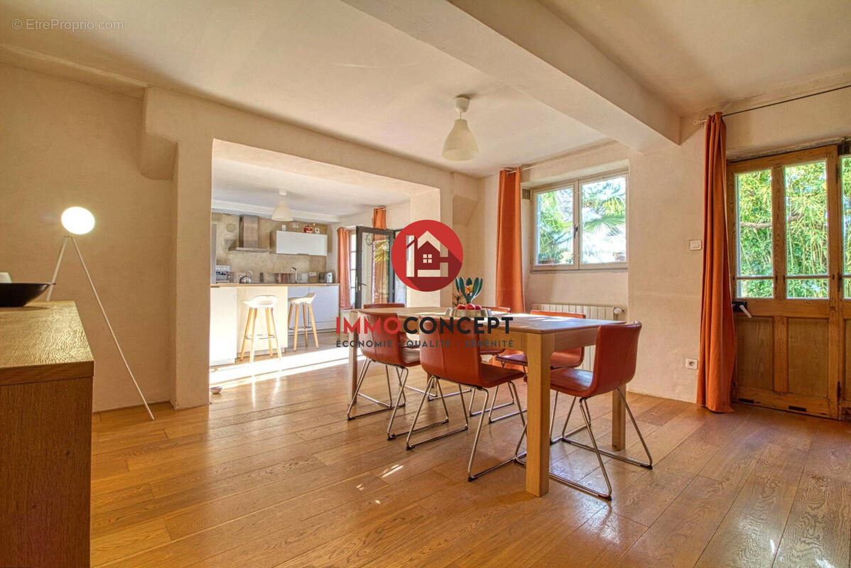 Salle à manger ouvrant sur cour - Maison à PUJAUT