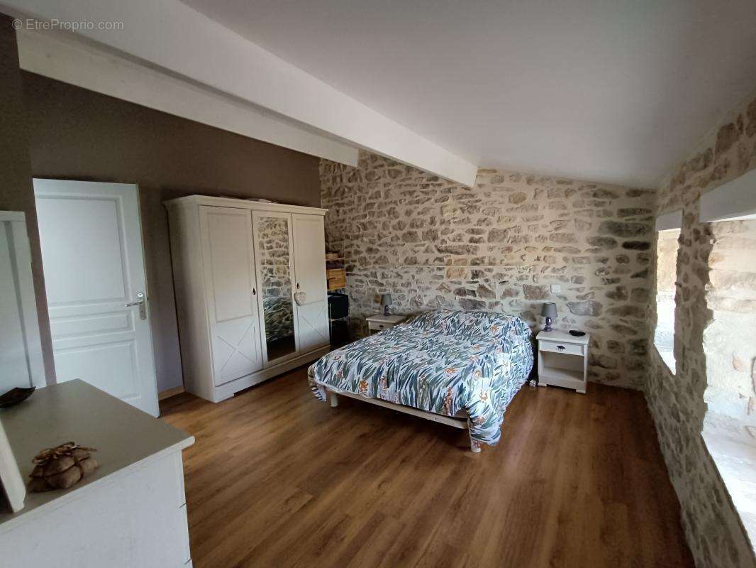 Maison à SAINT-JEAN-DE-MARUEJOLS-ET-AVEJAN