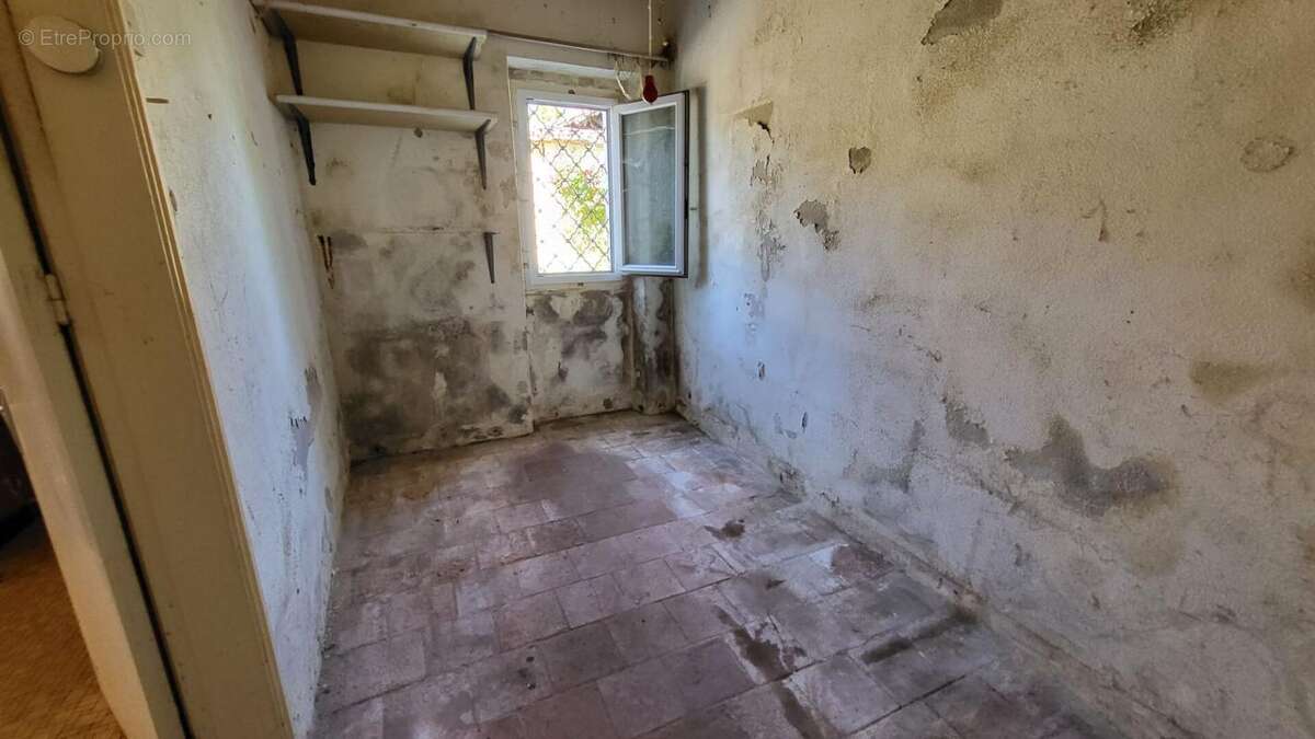241300 Maison Bosset 5 pièces de plain pied 103 m2 à rénover sur parcelle de 2237 m² - photo 14