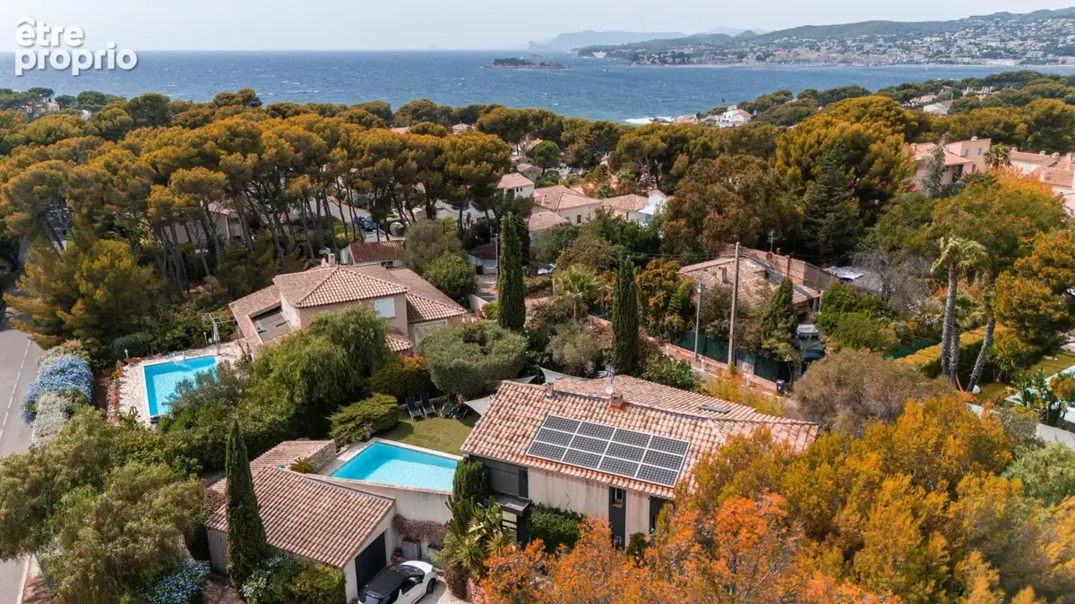 Sanary-sur -mer  / quartier beaucours - villa de 170 m2 avec piscine - photo 2