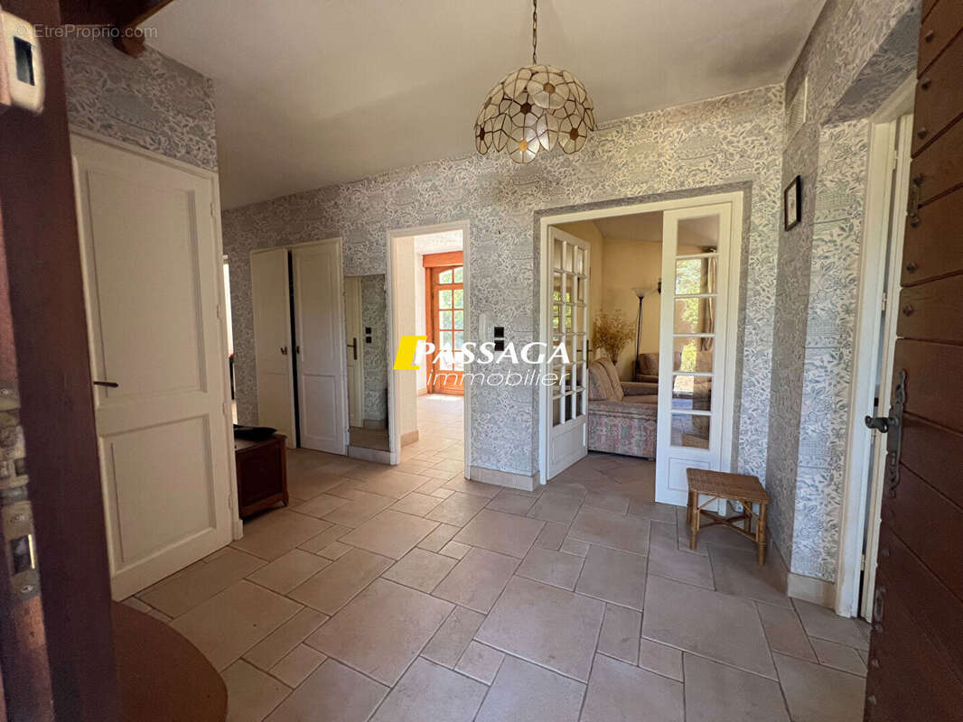A VENDRE - Maison d'habitation avec parc arboré et piscine - LAISSAC - photo 4
