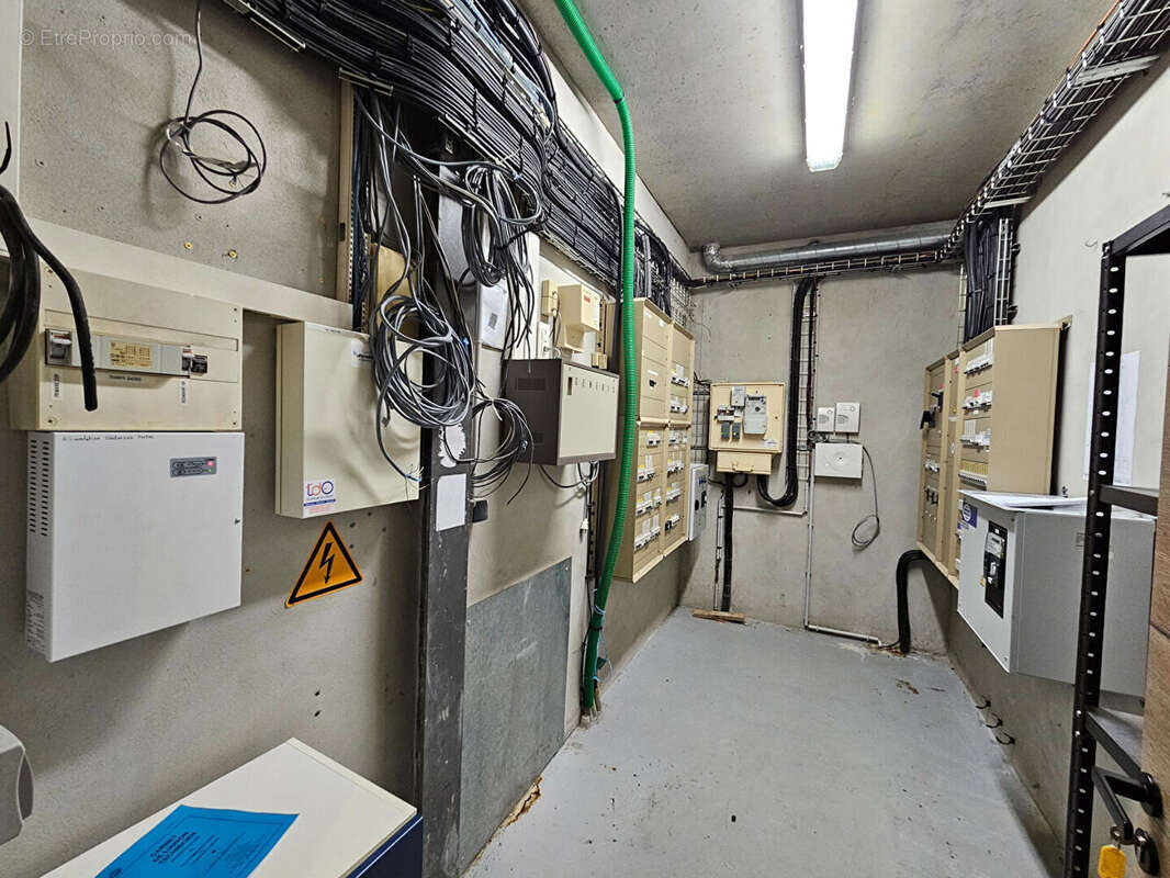 A vendre - local d'activités  - 1 200 m² sur un terrain de 4 413 m²  - emplacement stratégique - photo 8