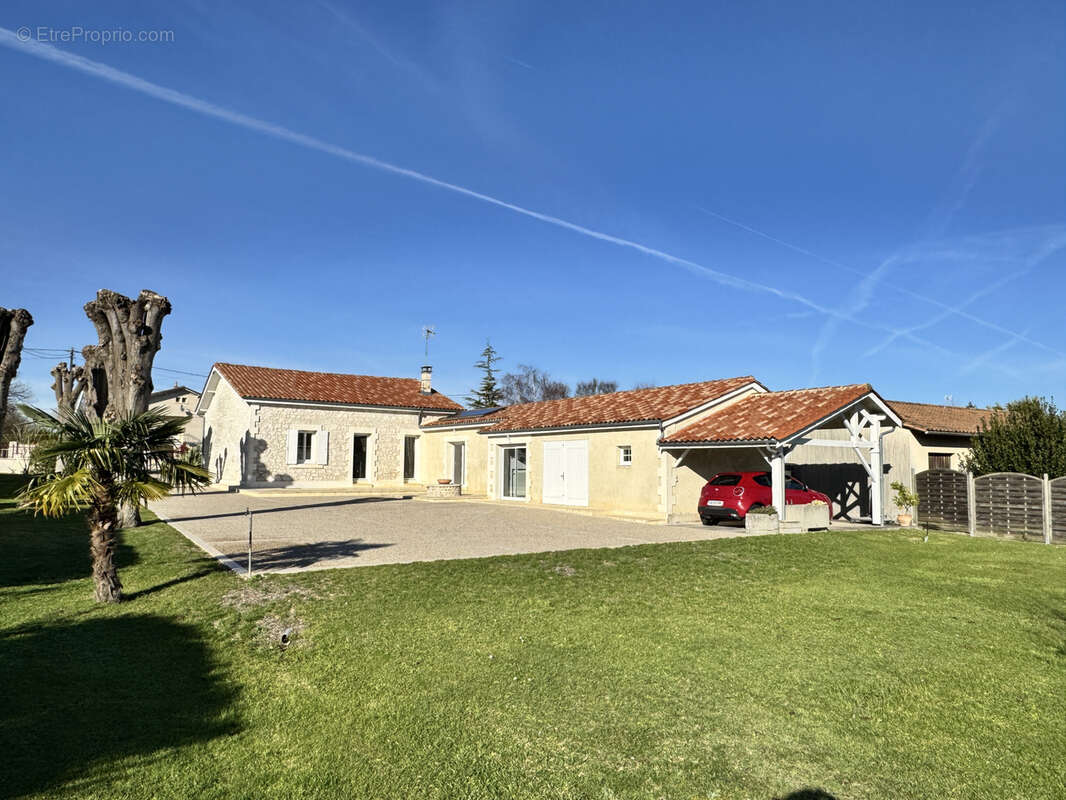 Maison à BARBEZIEUX-SAINT-HILAIRE