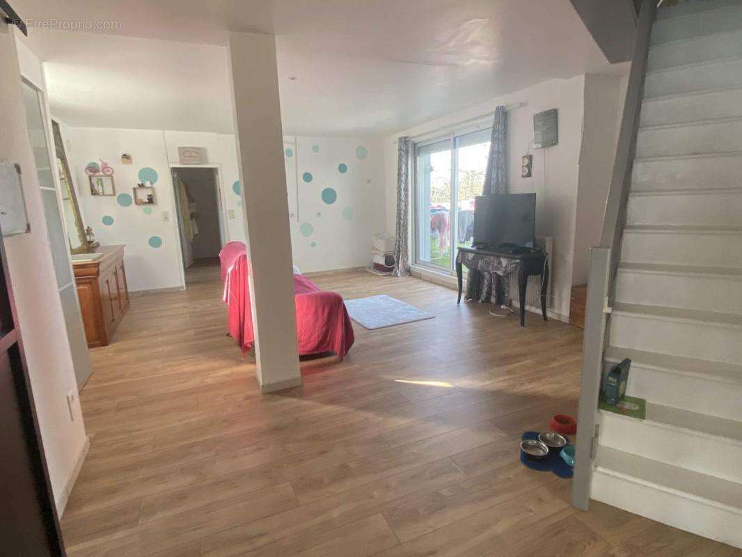 Appartement 338 m² à Fougeres  - photo 8