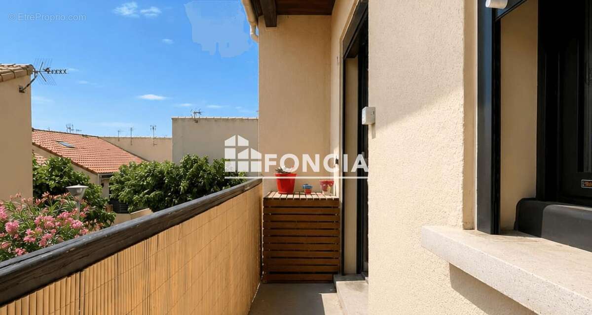 Proche du port - bel f2 climatise avec chambre et mezzanine - photo 2