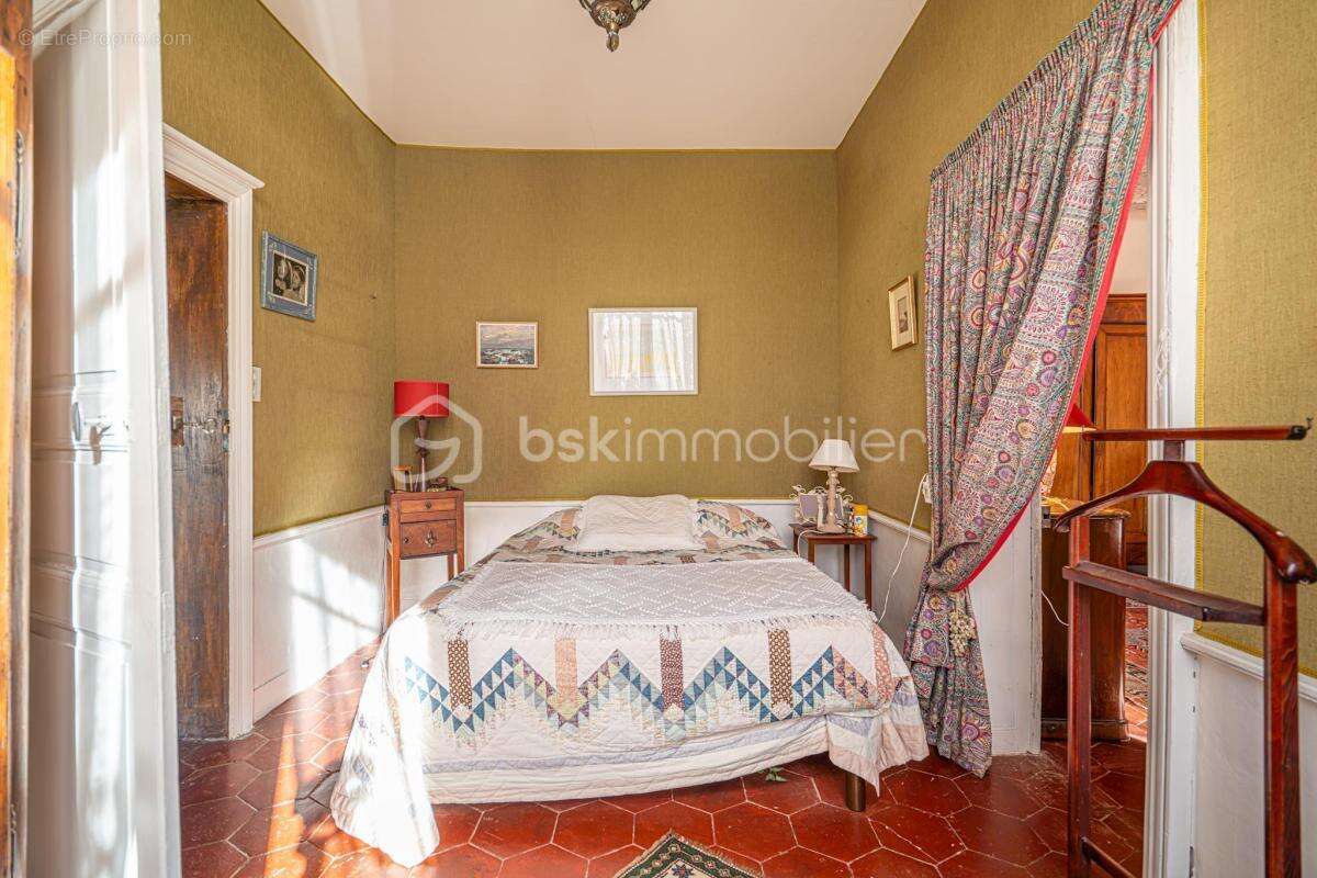Ancien prieuré du XI siècle –maison familiale et fort potentiel d’activité - photo 10