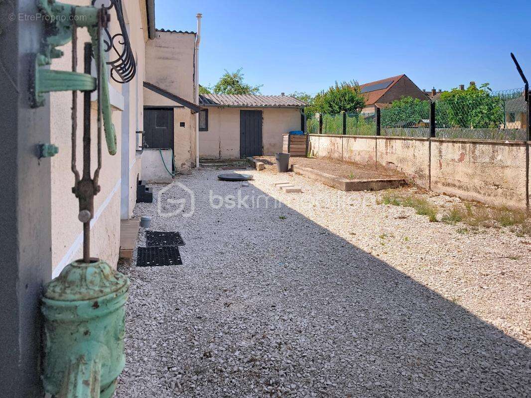 Maison entièrement rénovée de 130 m² avec garage et potentiel d'aménagement - photo 15
