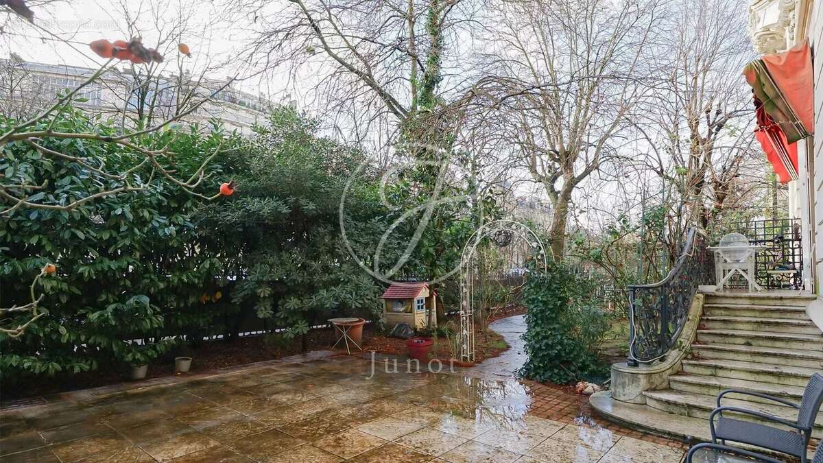 Appartement à PARIS-16E