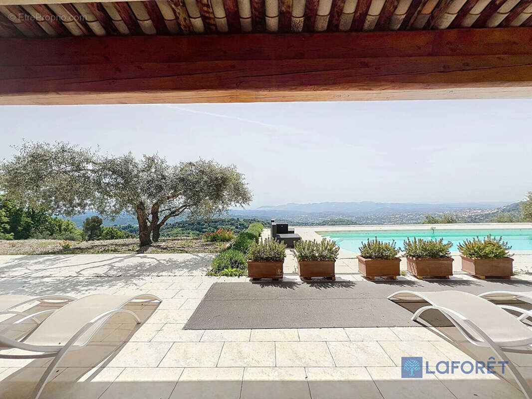 Appartement à CHATEAUNEUF-GRASSE