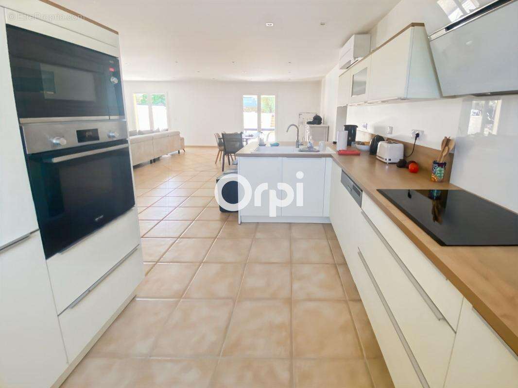 Villa T6 de 168 m2 de plain pied, jardin, piscine, garage - photo 18