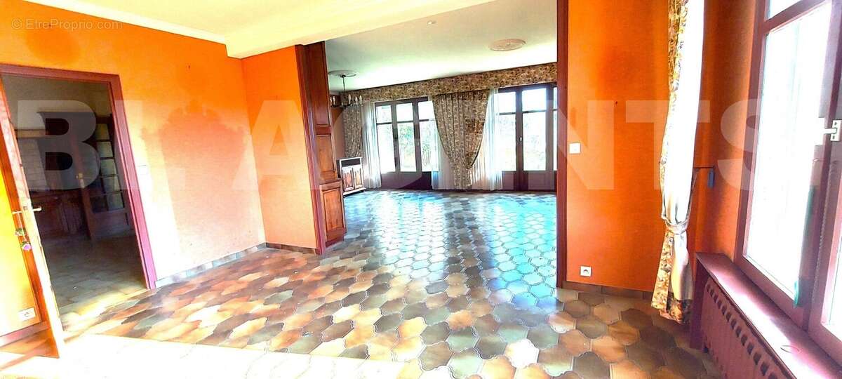 salle a manger - Maison à CHARLEVILLE-MEZIERES