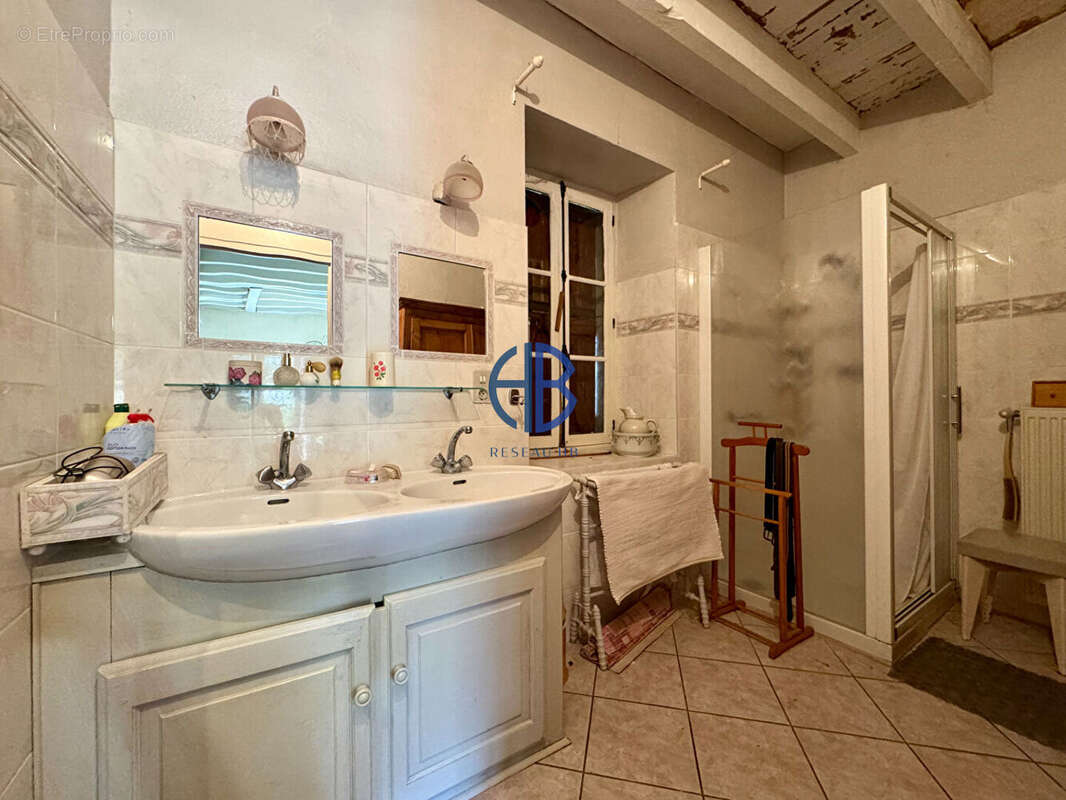 Maison à MONTAGNIEU