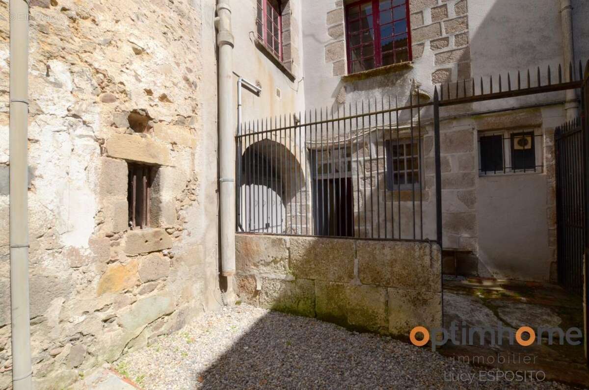  Opportunité Unique au Cœur du Village Historique de Confolens !  - photo 12