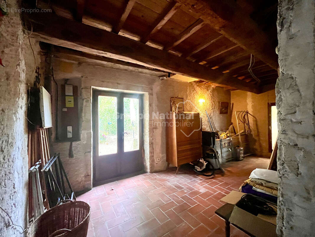 Quartier recherché, mas à rénover+ grange sur 1900 m² de terrain - photo 11