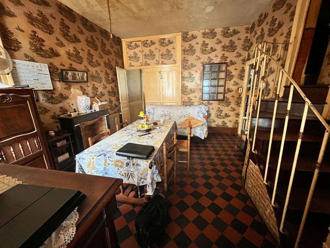 Le Montet Maison + Cour + cave +  Jardin + puits + garage + dépendances - photo 3
