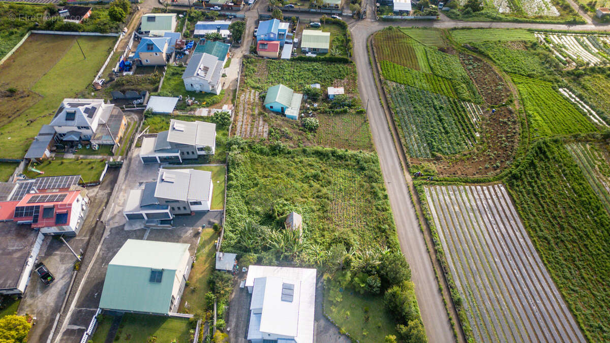 Terrain à SAINT-PIERRE