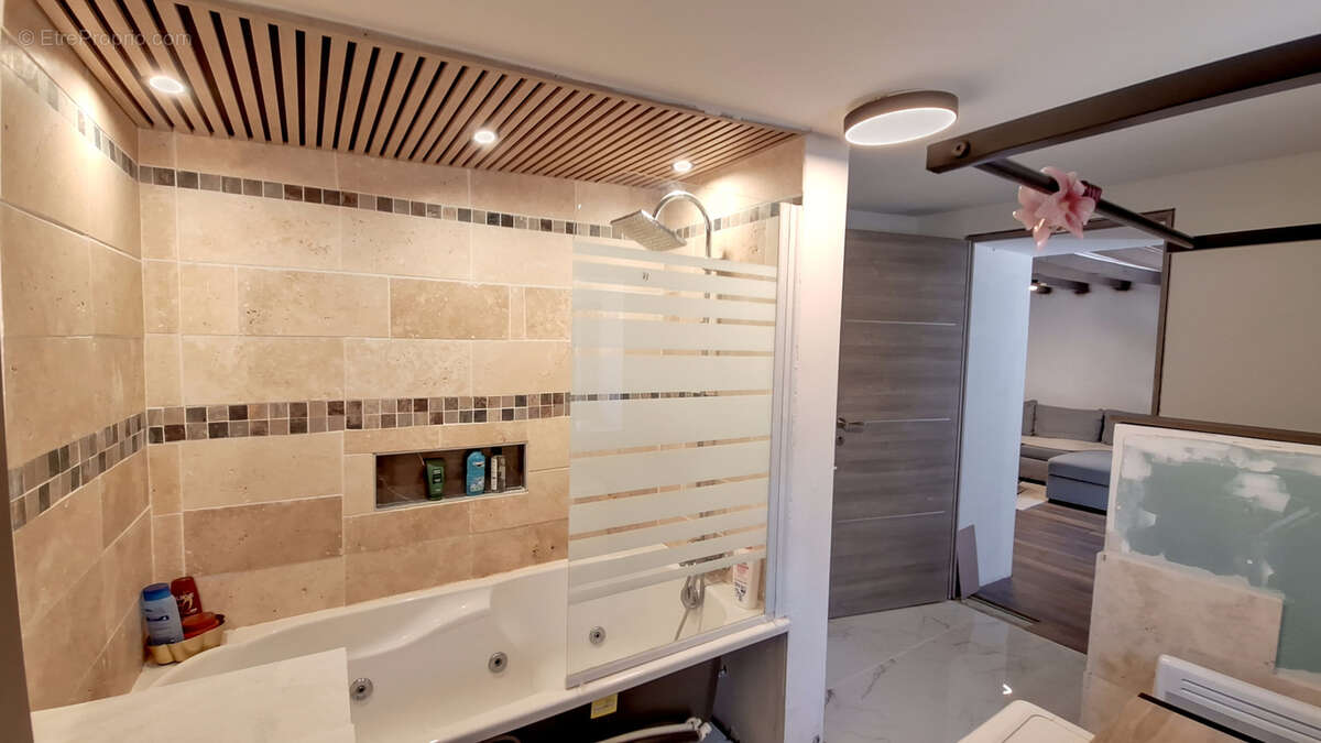 Maison en pierre rénovée avec dépendances et fort potentiel - photo 15