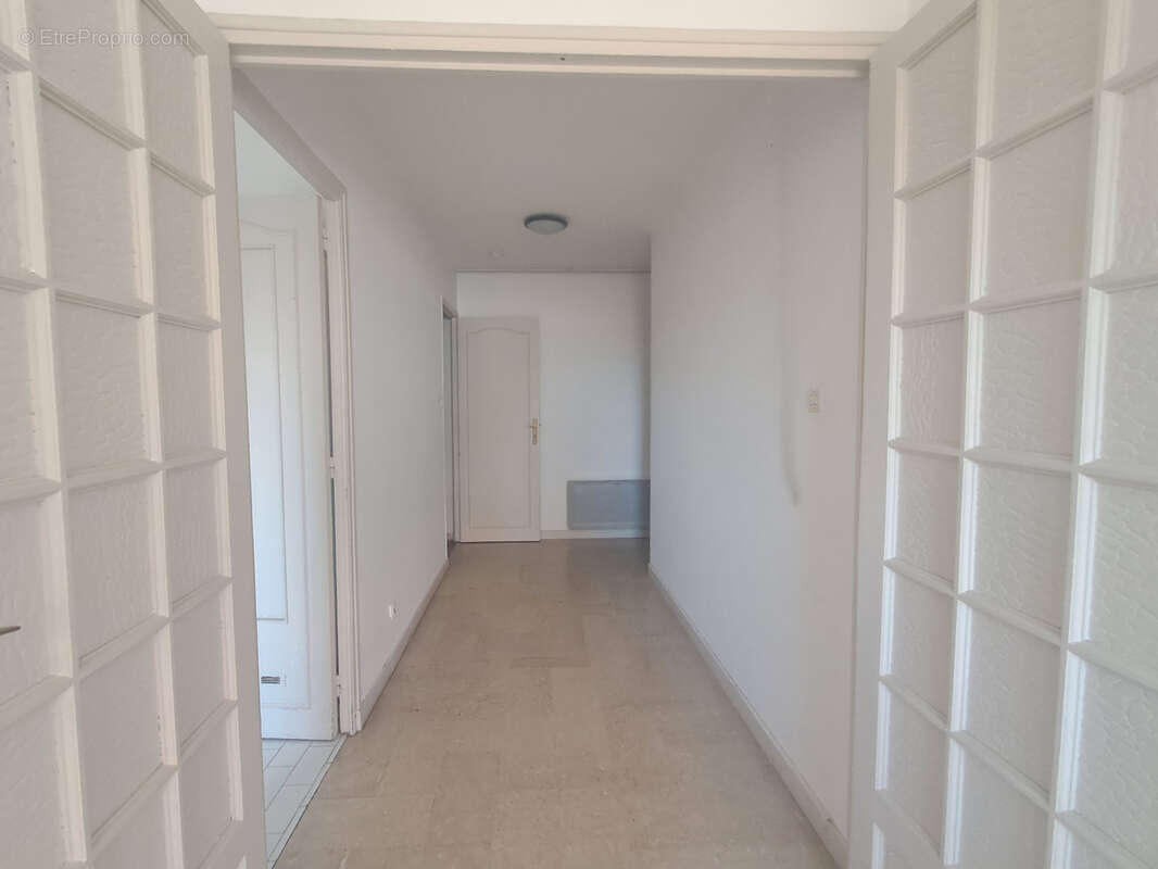T3 lumineux de 66m2 avec balcon et loggia à Vendre à Salon-de-Provence à deux pas du Centre Ville - photo 8