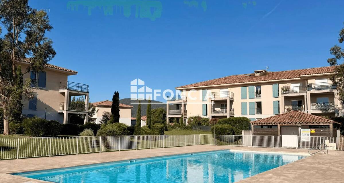Appartement à ROQUEBRUNE-SUR-ARGENS