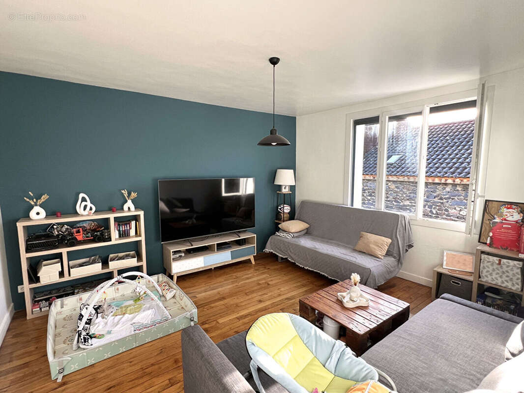 Maison à SAINT-GENES-CHAMPANELLE