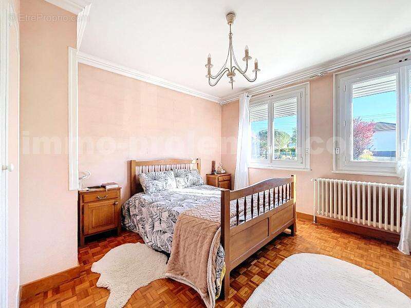 Maison_jumelée_cuisine_equipée_Annemasse_proche_commerces_bus_tram_ceva_gare_frontieres_suisse_genève_sejour_cuisine_ouverte_degagement_chambre_terrasse_terrain_ - Maison à ANNEMASSE