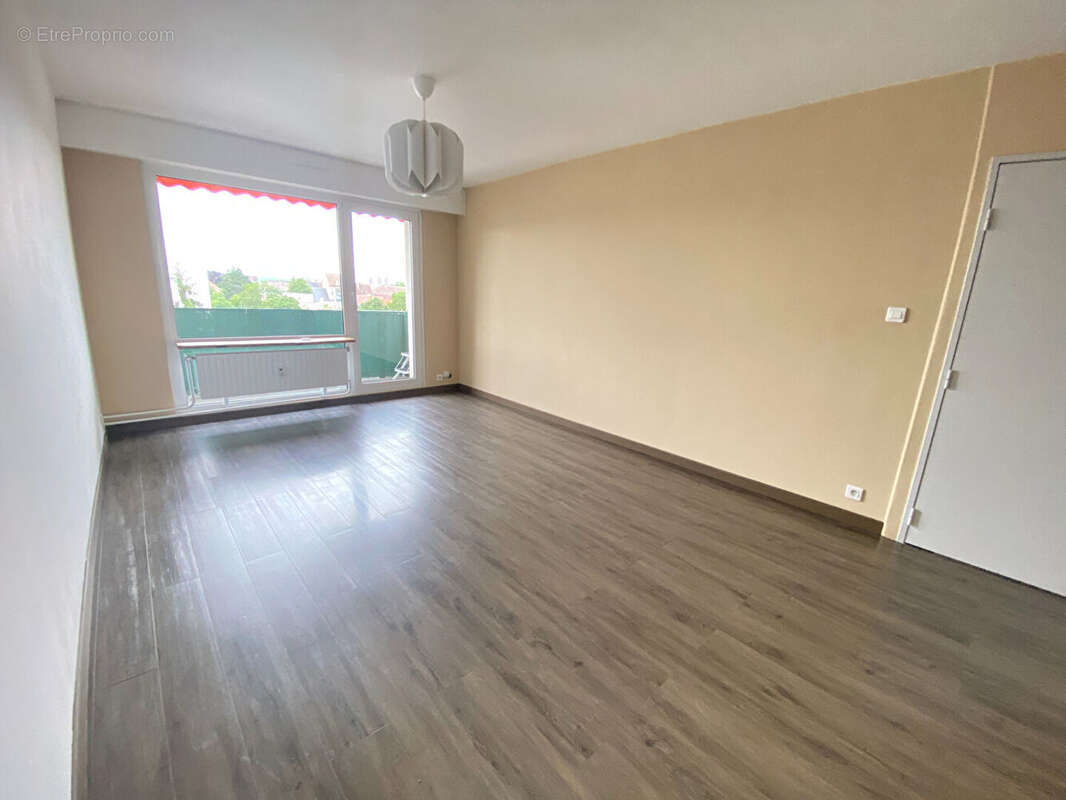 Charmant appartement 2 pièces à vendre à Mulhouse, dernier étage avec balcon , garage et cave - photo 2