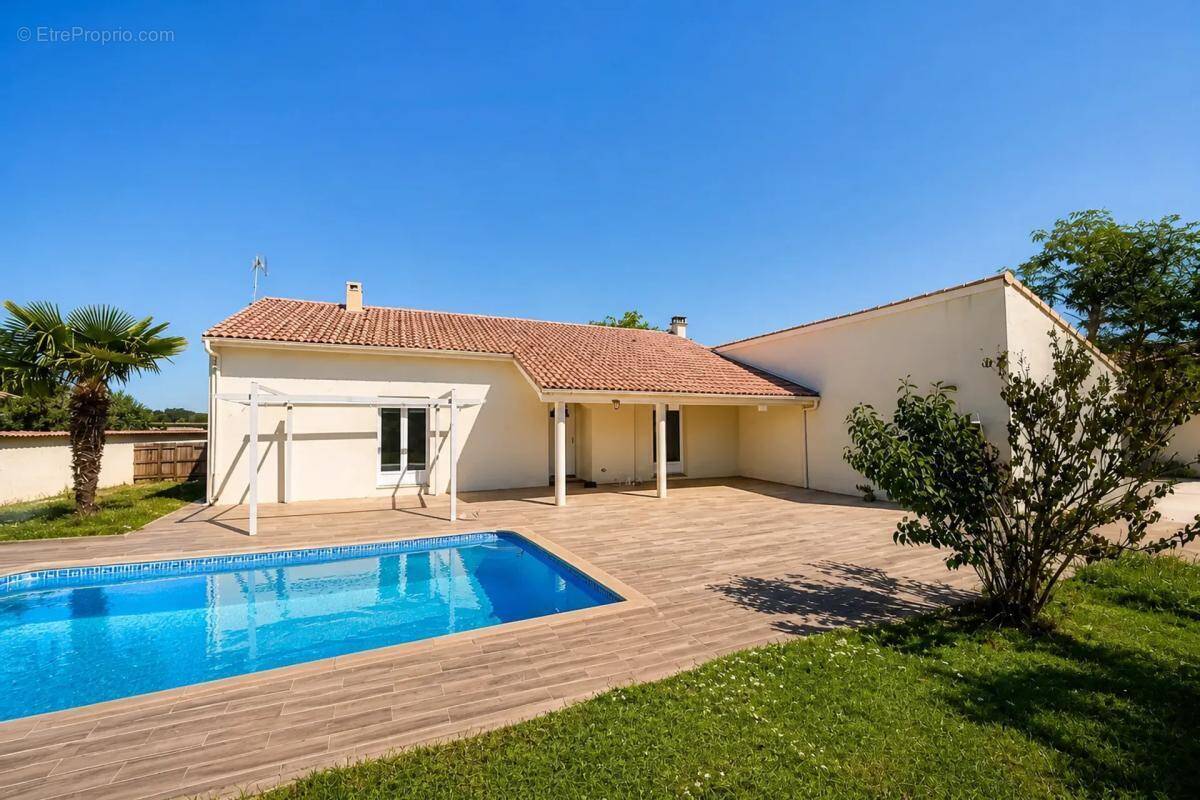 Maison 6 pièces 130 m² · à Lapeyrouse-Mornay · 130 m² · 325 000 €
