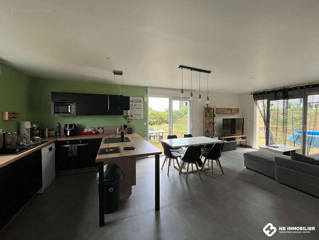 Maison à SAINT-CYR-DE-FAVIERES