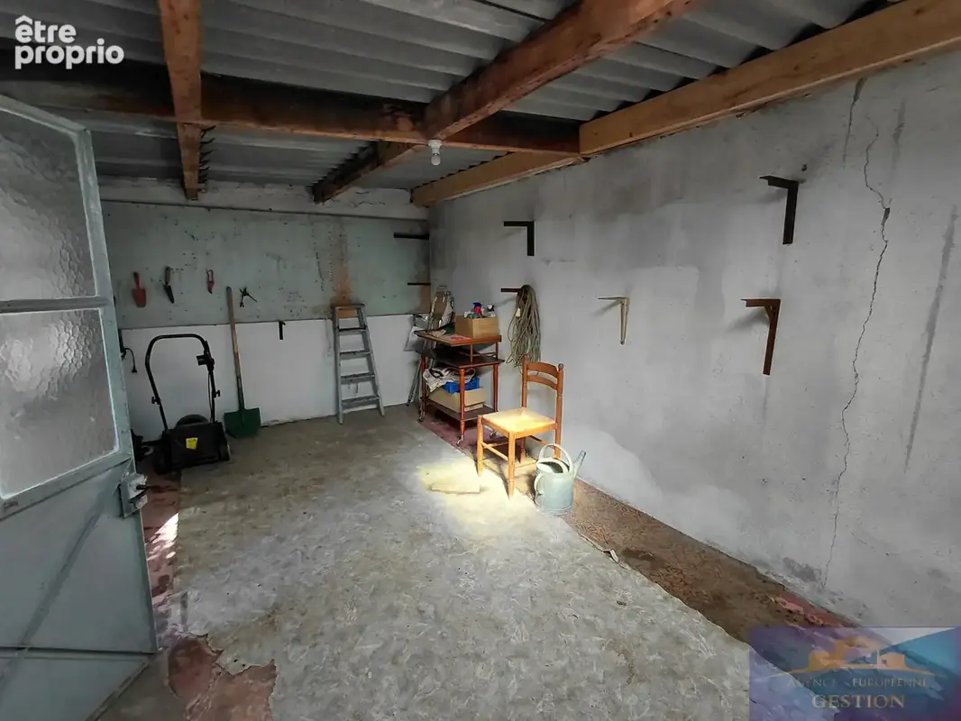 Maison mitoyenne élevée sur deux niveaux avec jardin et dépendances - photo 11