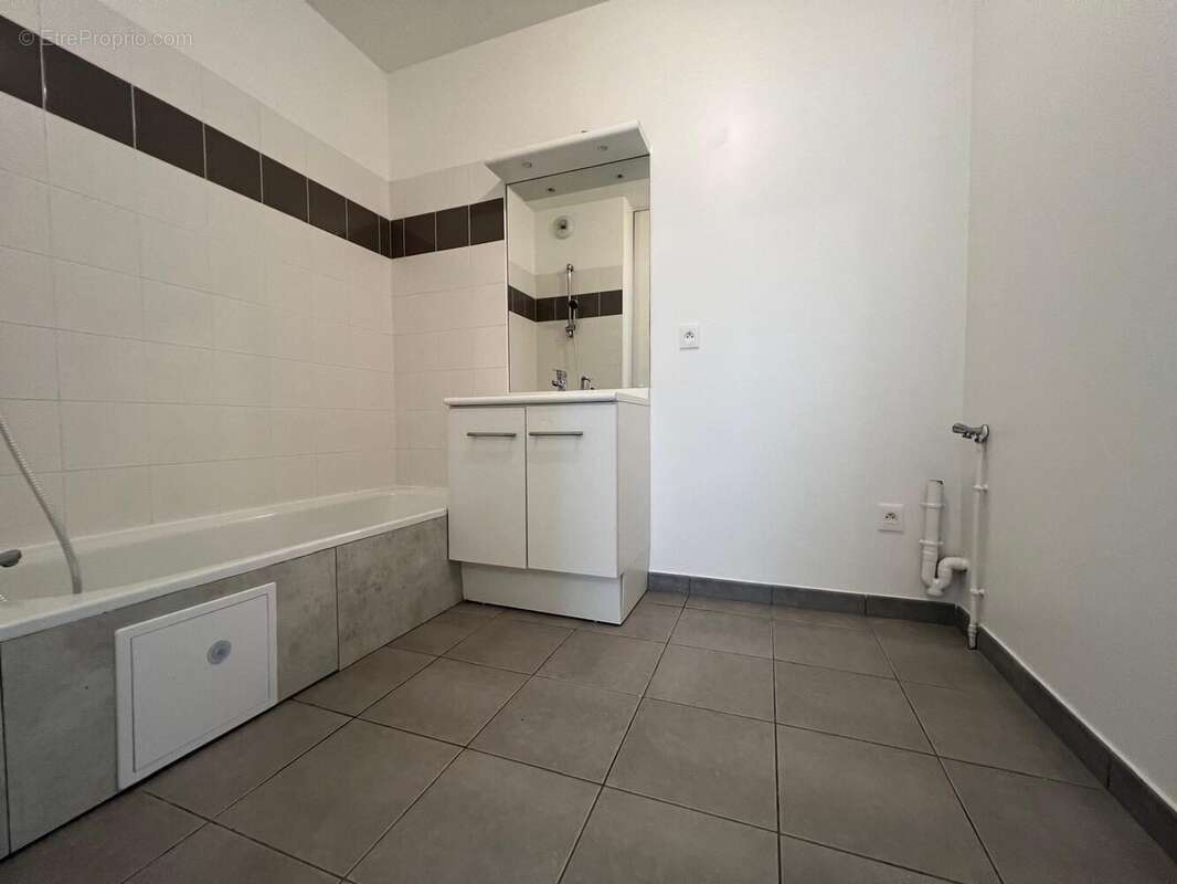 Salle de bain niveau 1 - Appartement à BAYONNE
